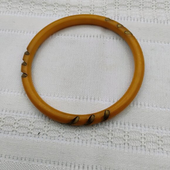 Carved bakelite bangle bracelet 1960s - Picture 1 of 6